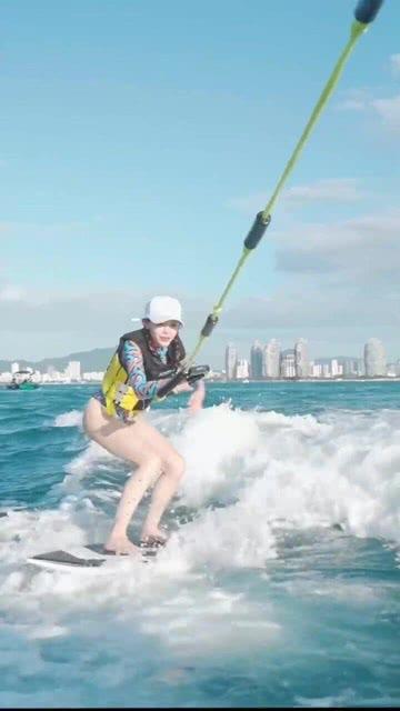 女生回答，你和你男友你俩平时谁穿的鞋子鞋底更厚一些？游戏画面
